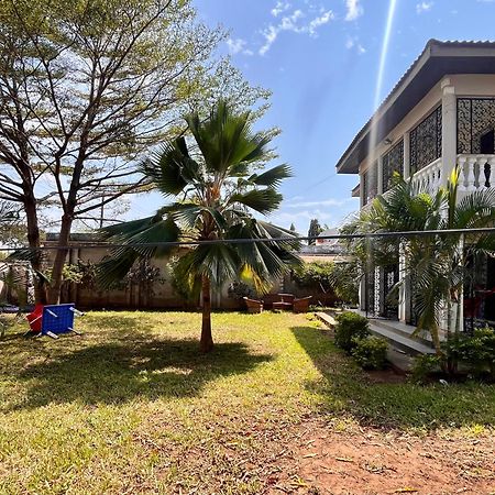 Akogo House - Bnb , Hostel, Backpackers & Volunteer Center モンバサ エクステリア 写真