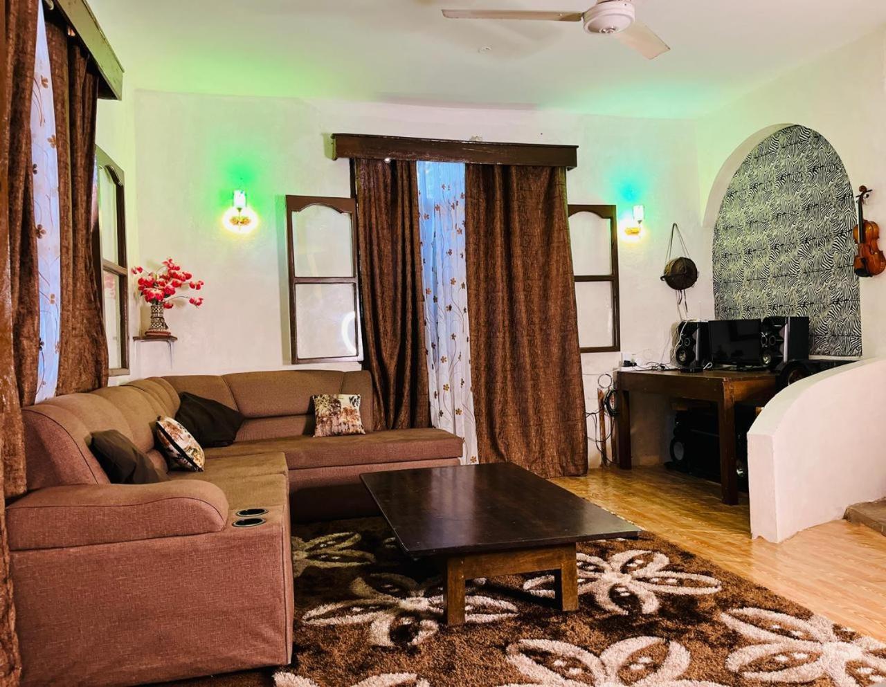 Akogo House - Bnb , Hostel, Backpackers & Volunteer Center モンバサ エクステリア 写真