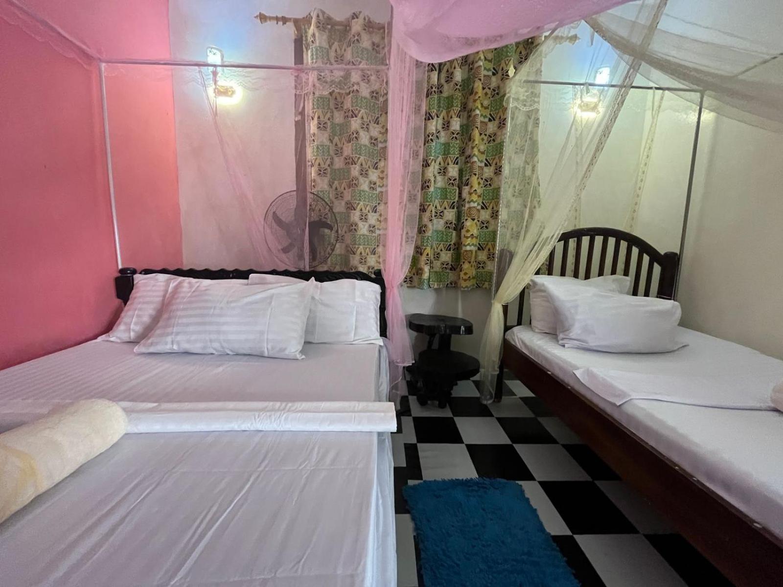 Akogo House - Bnb , Hostel, Backpackers & Volunteer Center モンバサ エクステリア 写真