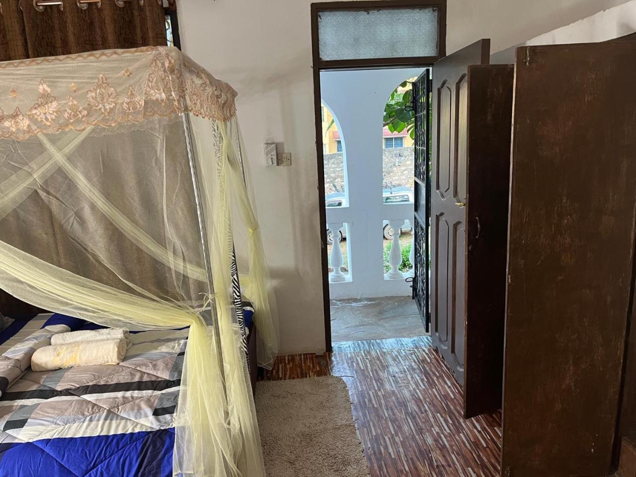 Akogo House - Bnb , Hostel, Backpackers & Volunteer Center モンバサ エクステリア 写真