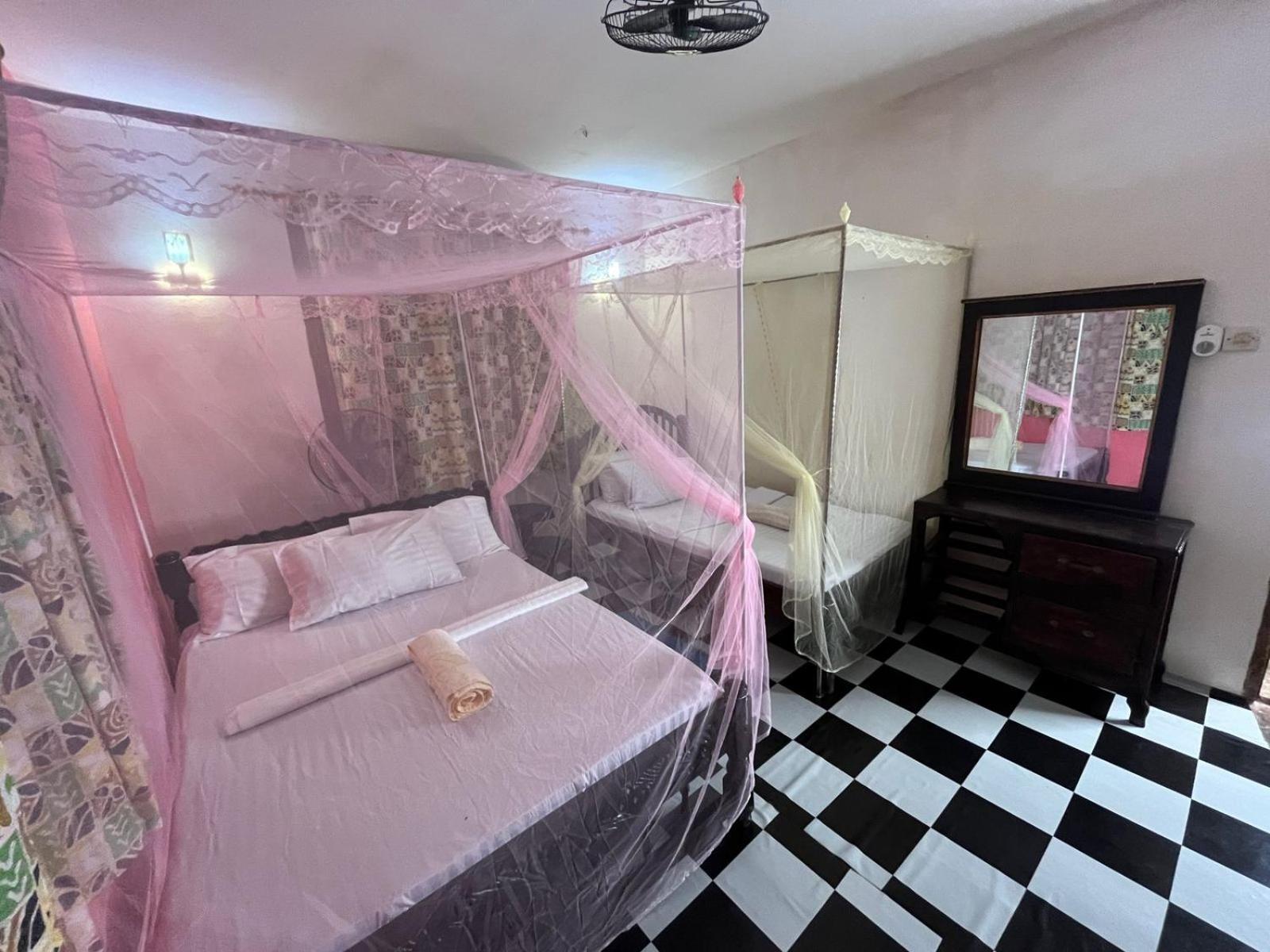 Akogo House - Bnb , Hostel, Backpackers & Volunteer Center モンバサ エクステリア 写真