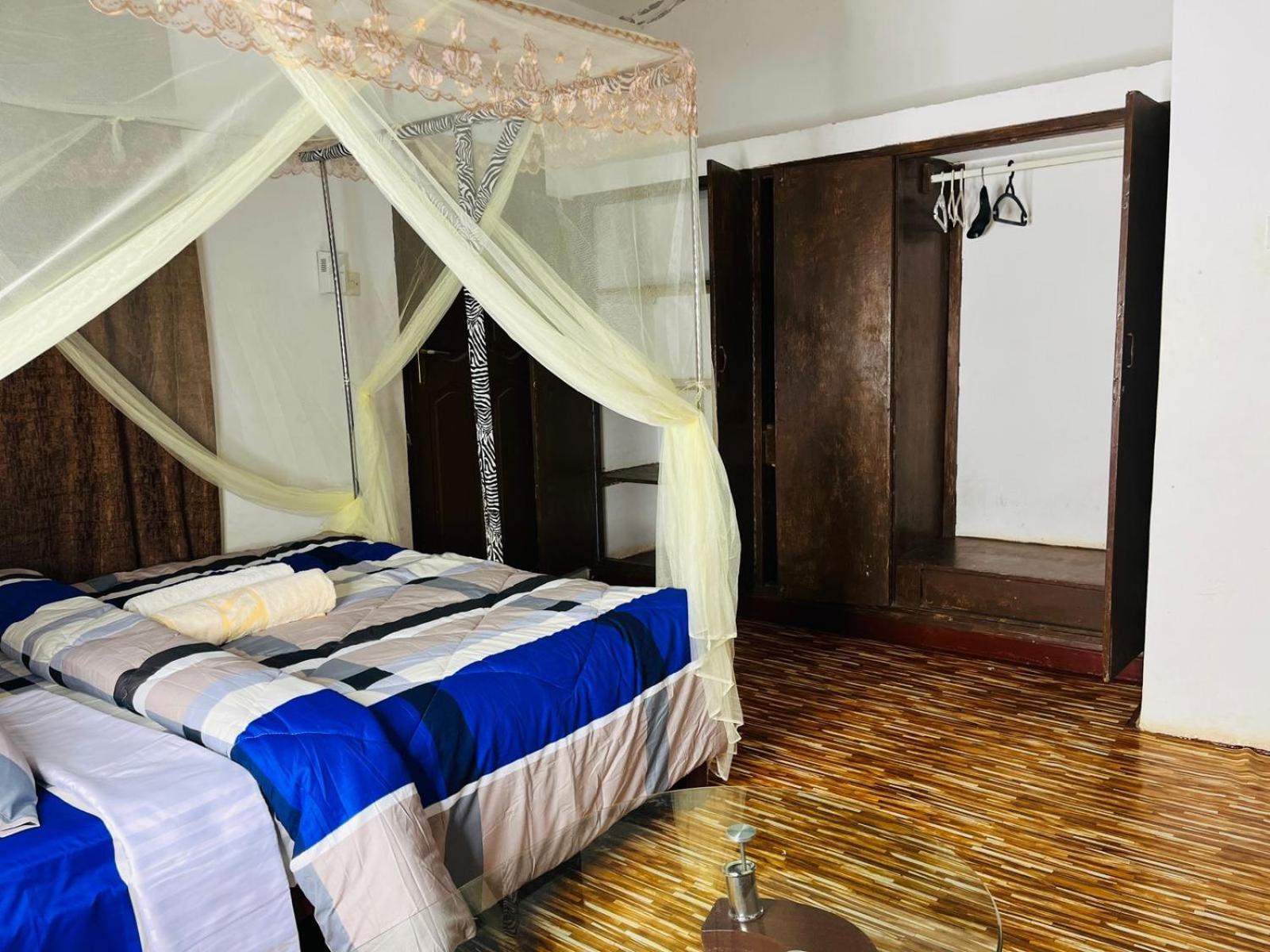 Akogo House - Bnb , Hostel, Backpackers & Volunteer Center モンバサ エクステリア 写真