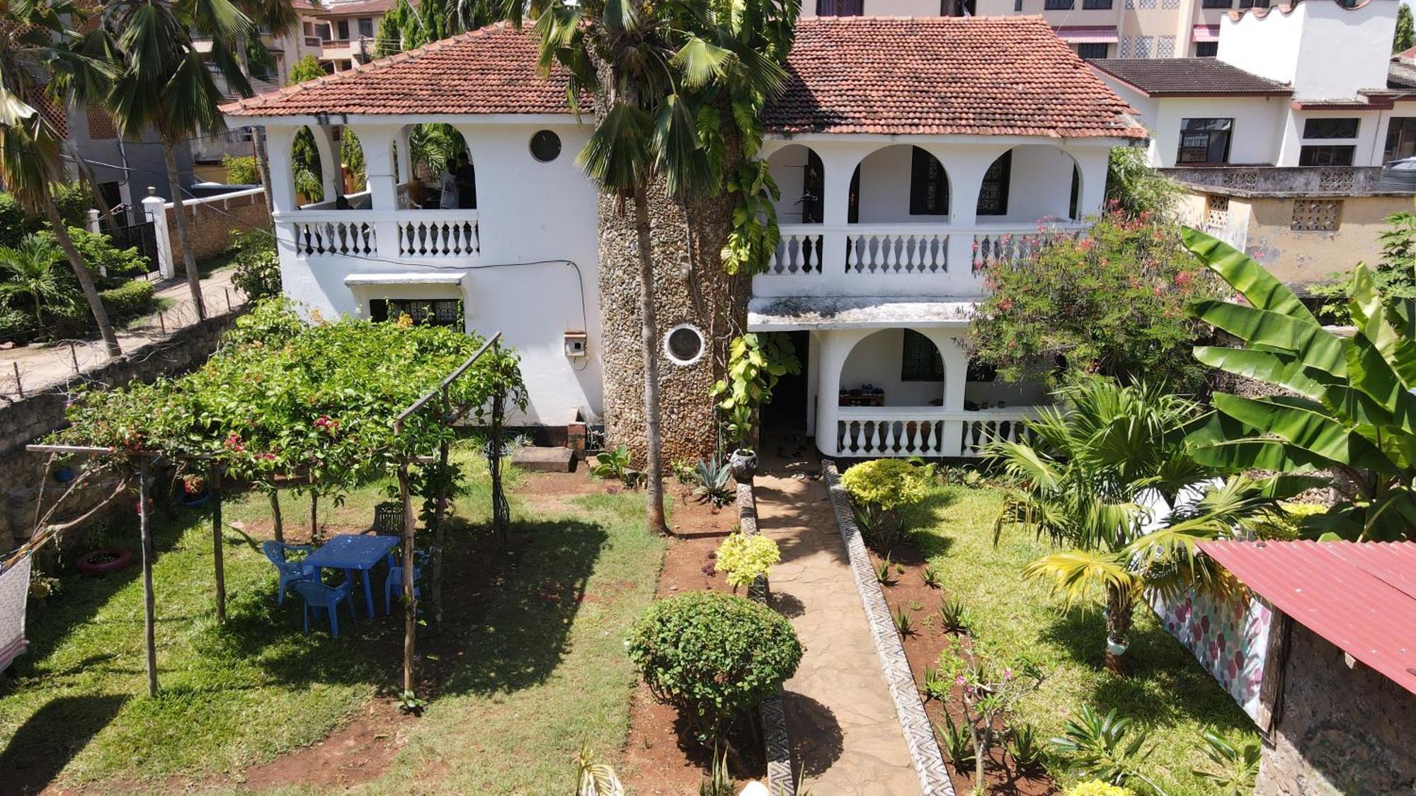 Akogo House - Bnb , Hostel, Backpackers & Volunteer Center モンバサ エクステリア 写真