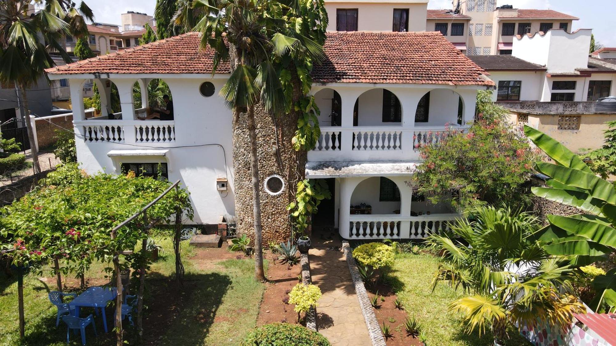 Akogo House - Bnb , Hostel, Backpackers & Volunteer Center モンバサ エクステリア 写真