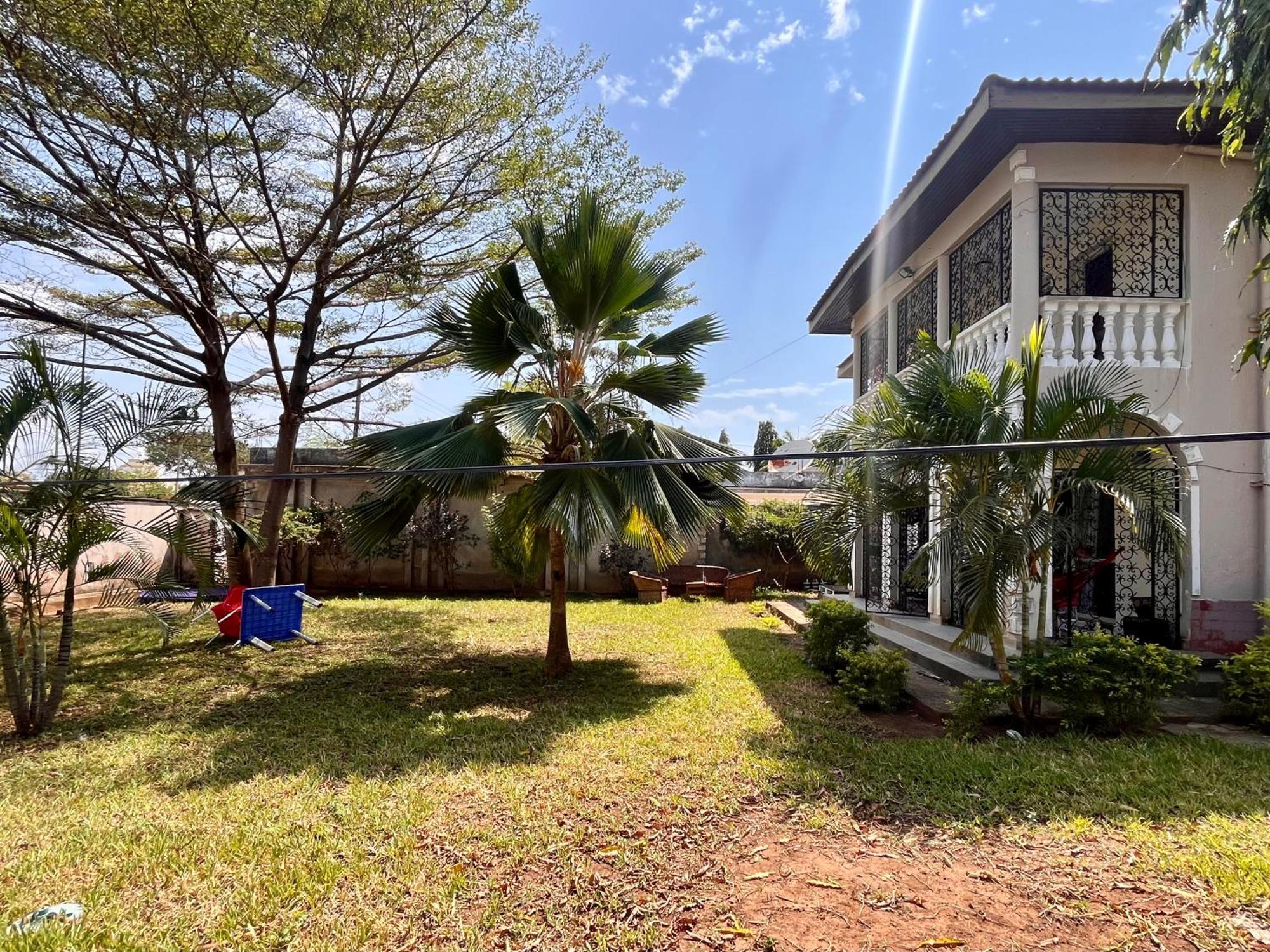 Akogo House - Bnb , Hostel, Backpackers & Volunteer Center モンバサ エクステリア 写真