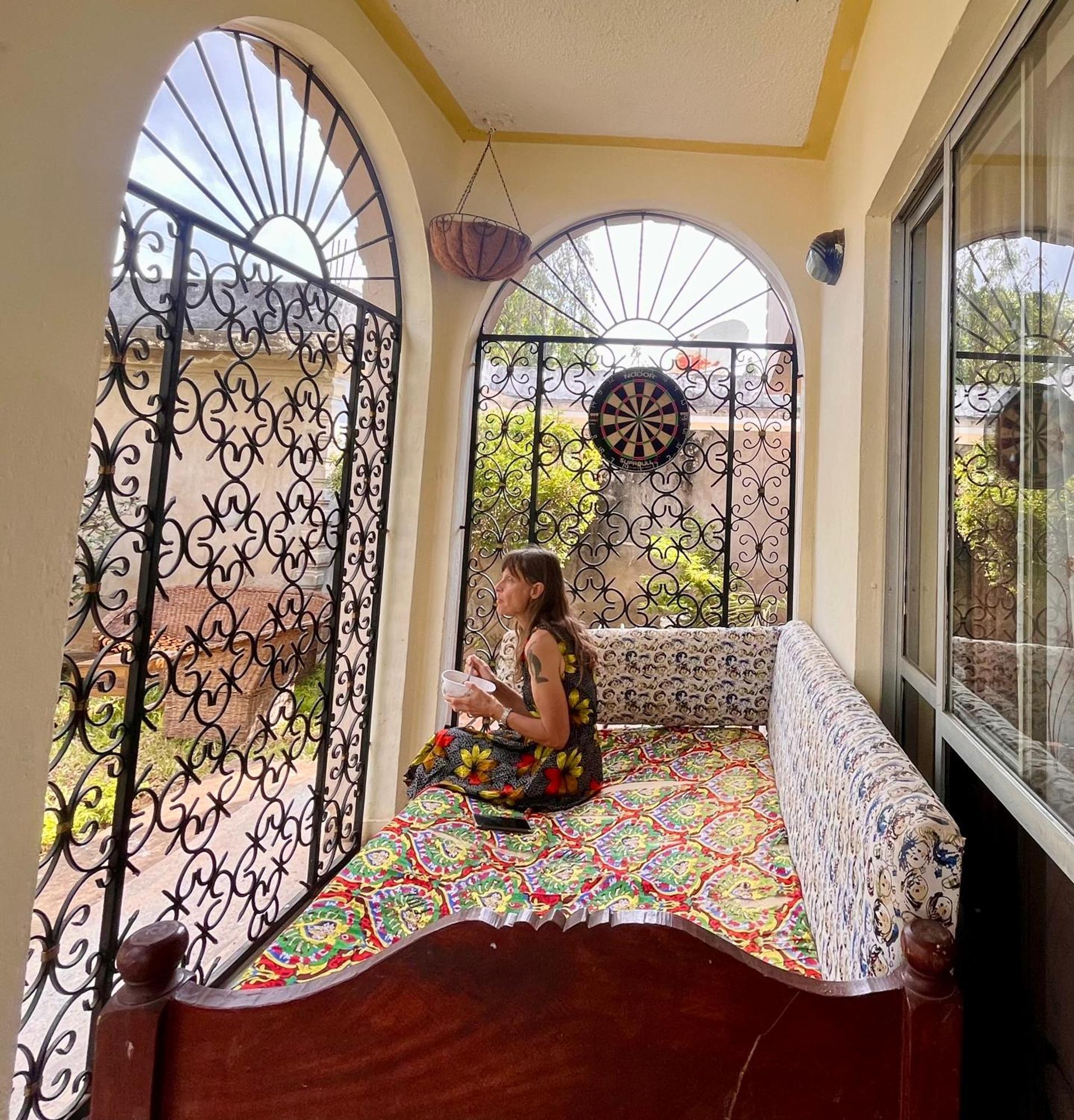 Akogo House - Bnb , Hostel, Backpackers & Volunteer Center モンバサ エクステリア 写真