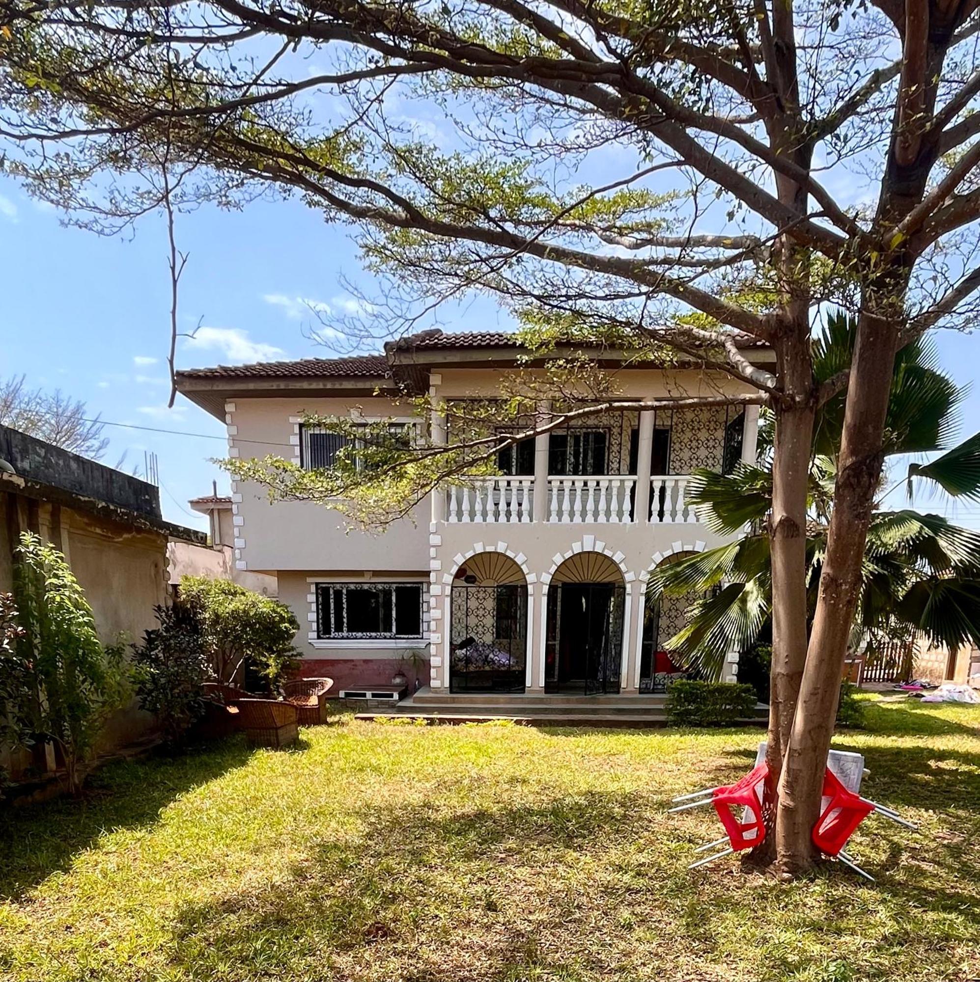 Akogo House - Bnb , Hostel, Backpackers & Volunteer Center モンバサ エクステリア 写真