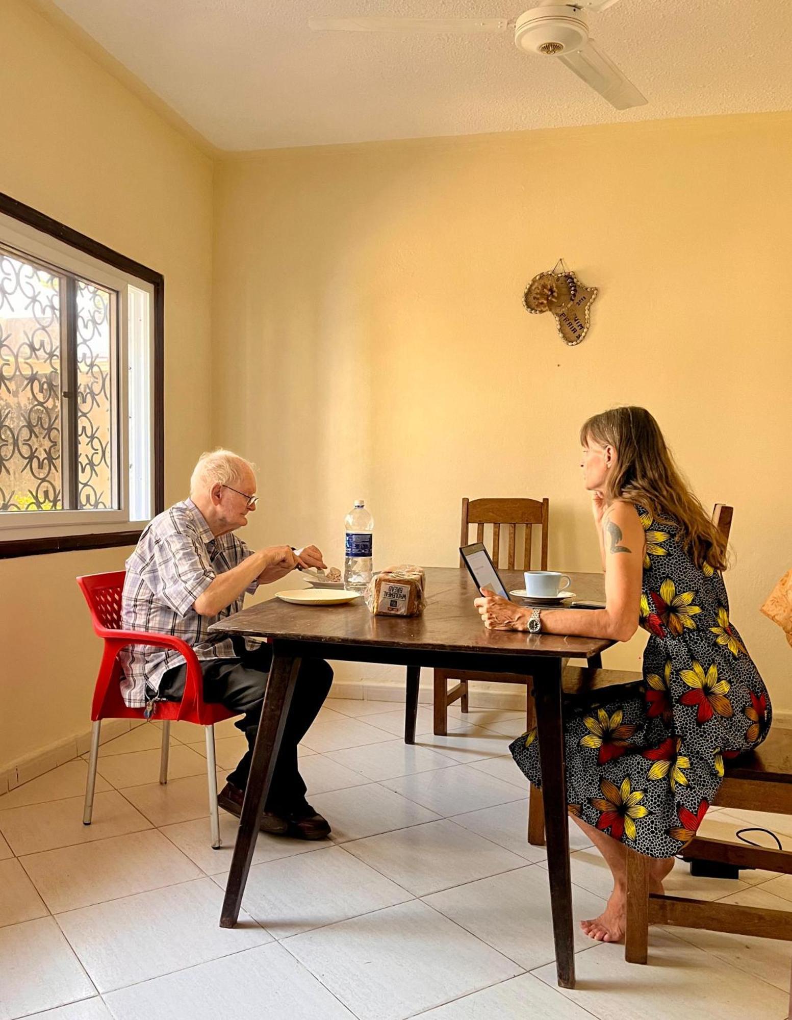 Akogo House - Bnb , Hostel, Backpackers & Volunteer Center モンバサ エクステリア 写真