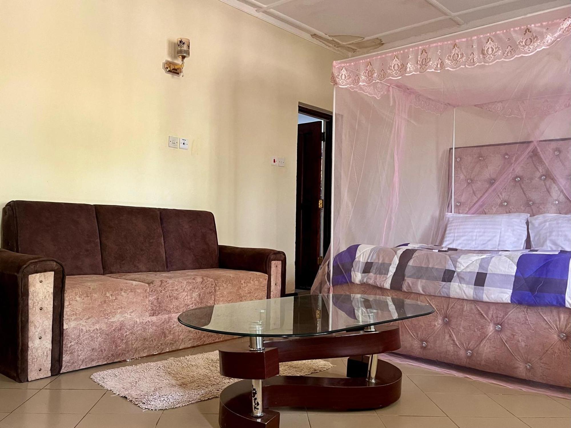 Akogo House - Bnb , Hostel, Backpackers & Volunteer Center モンバサ エクステリア 写真