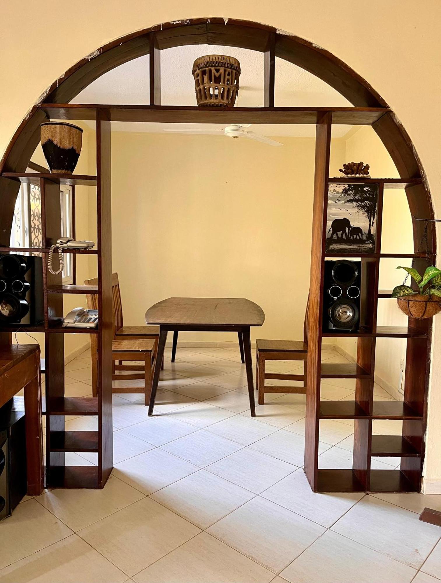 Akogo House - Bnb , Hostel, Backpackers & Volunteer Center モンバサ エクステリア 写真