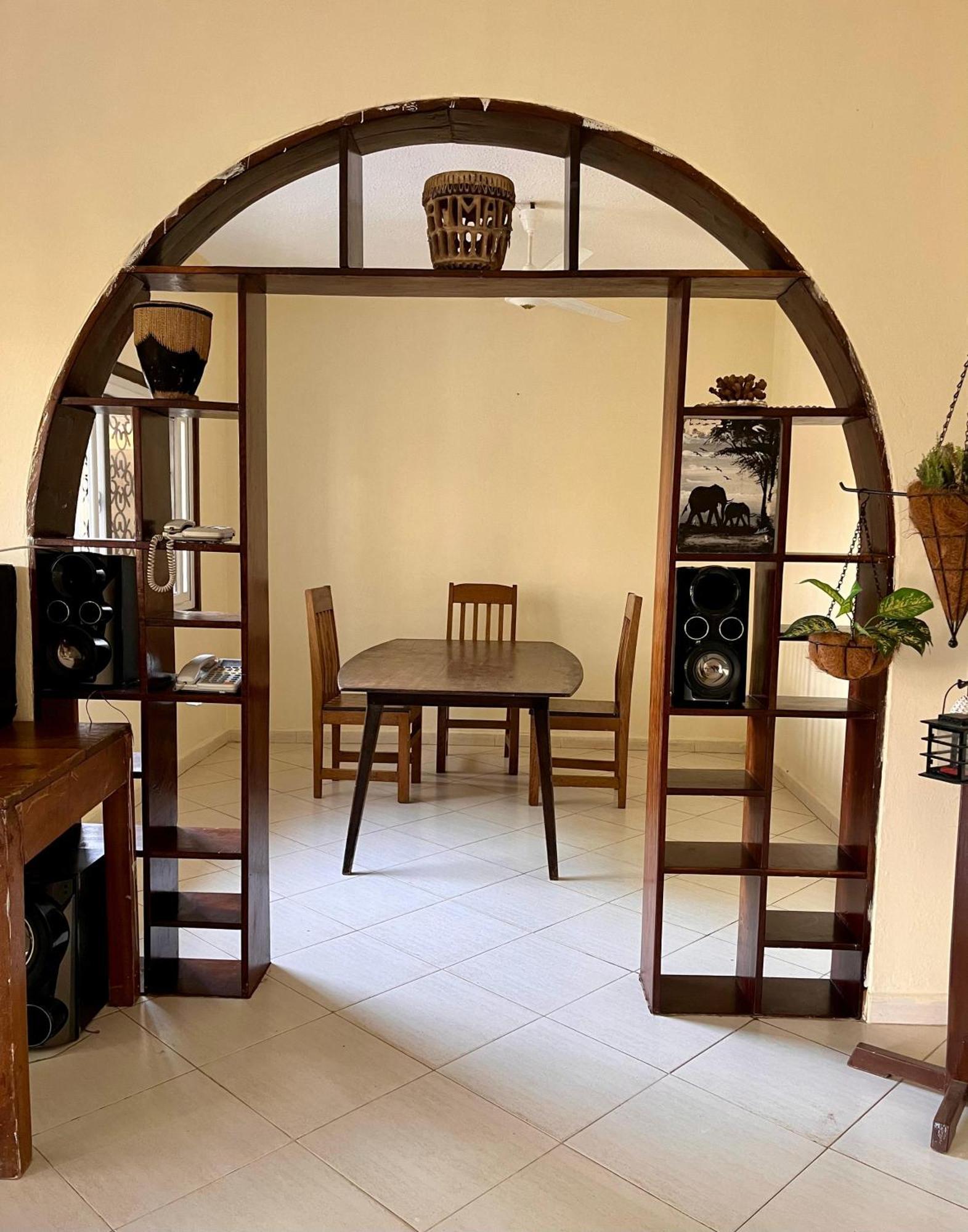 Akogo House - Bnb , Hostel, Backpackers & Volunteer Center モンバサ エクステリア 写真