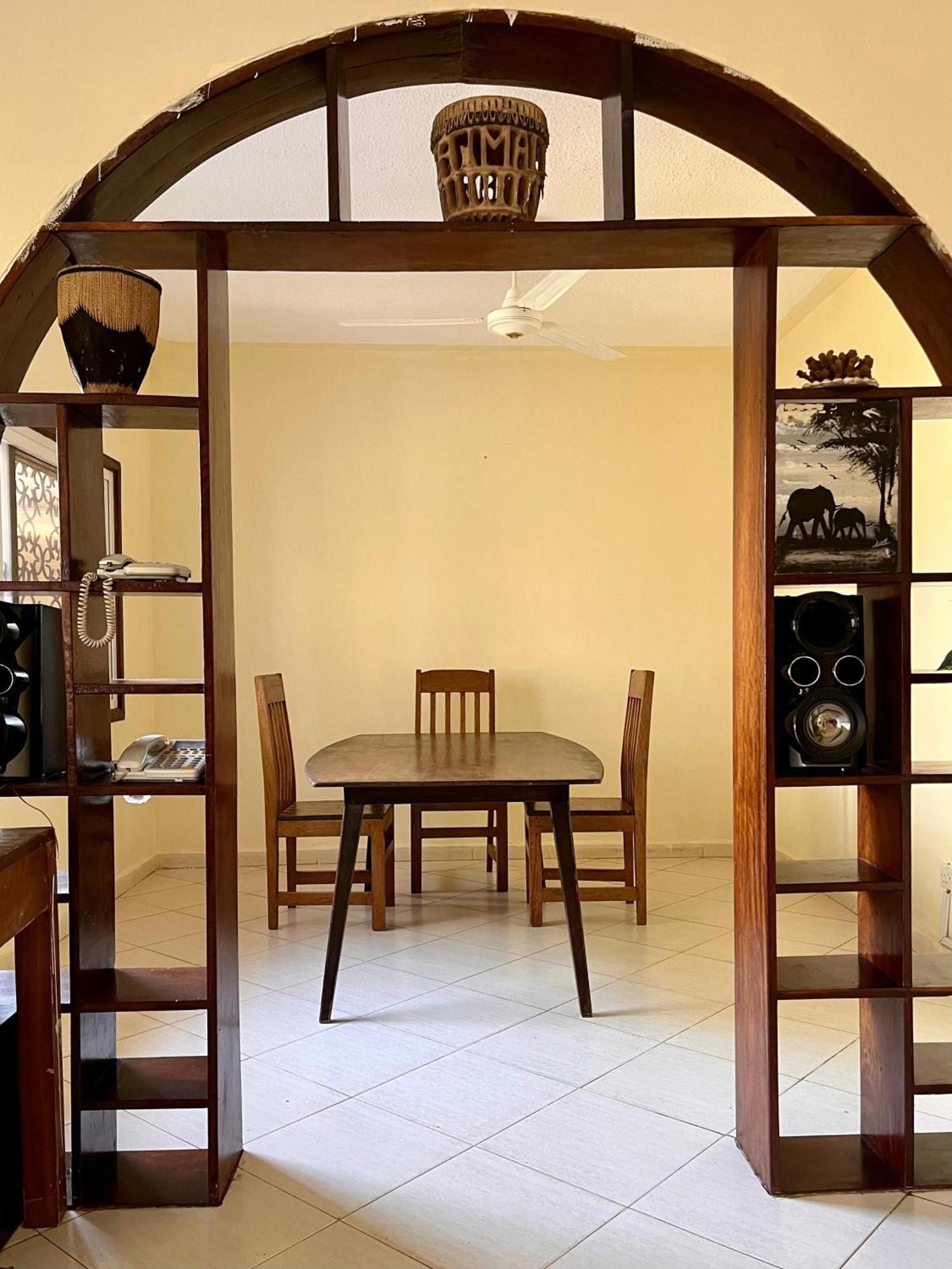 Akogo House - Bnb , Hostel, Backpackers & Volunteer Center モンバサ エクステリア 写真