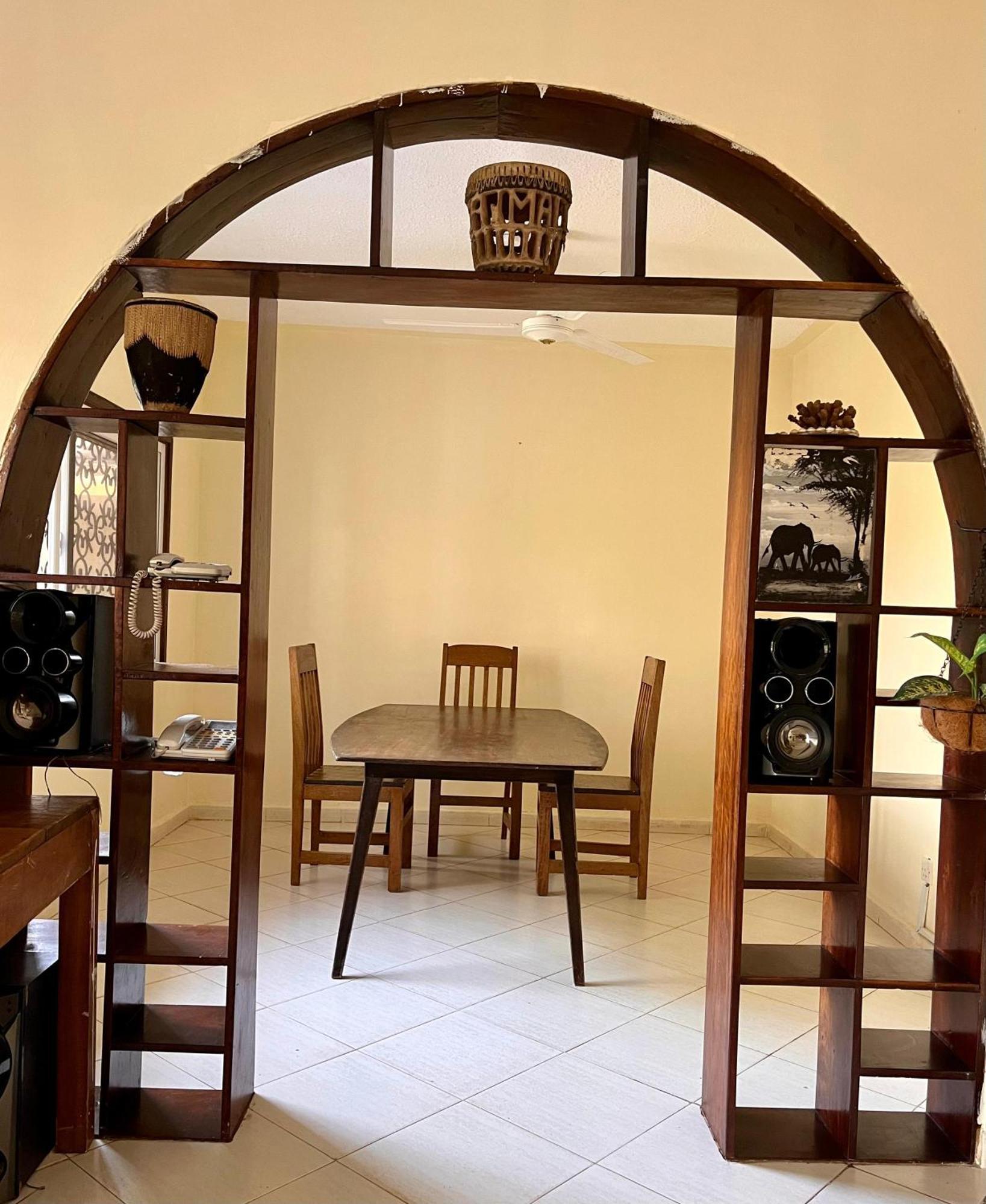 Akogo House - Bnb , Hostel, Backpackers & Volunteer Center モンバサ エクステリア 写真