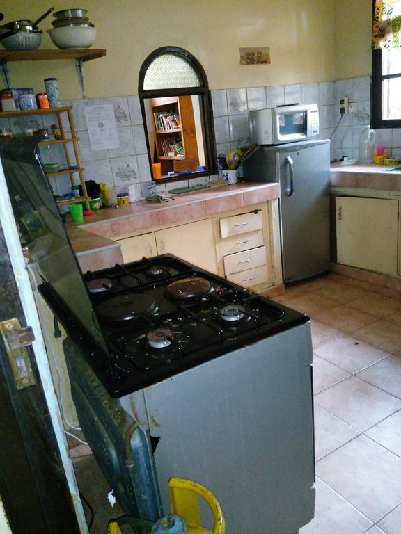 Akogo House - Bnb , Hostel, Backpackers & Volunteer Center モンバサ エクステリア 写真