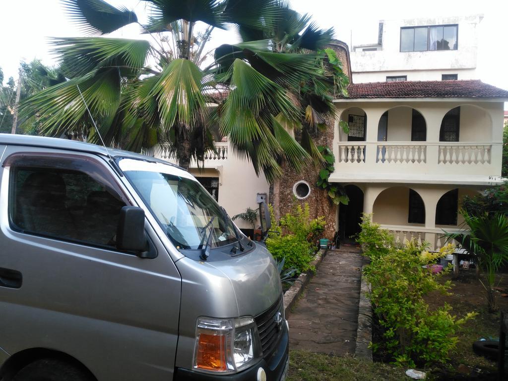 Akogo House - Bnb , Hostel, Backpackers & Volunteer Center モンバサ エクステリア 写真