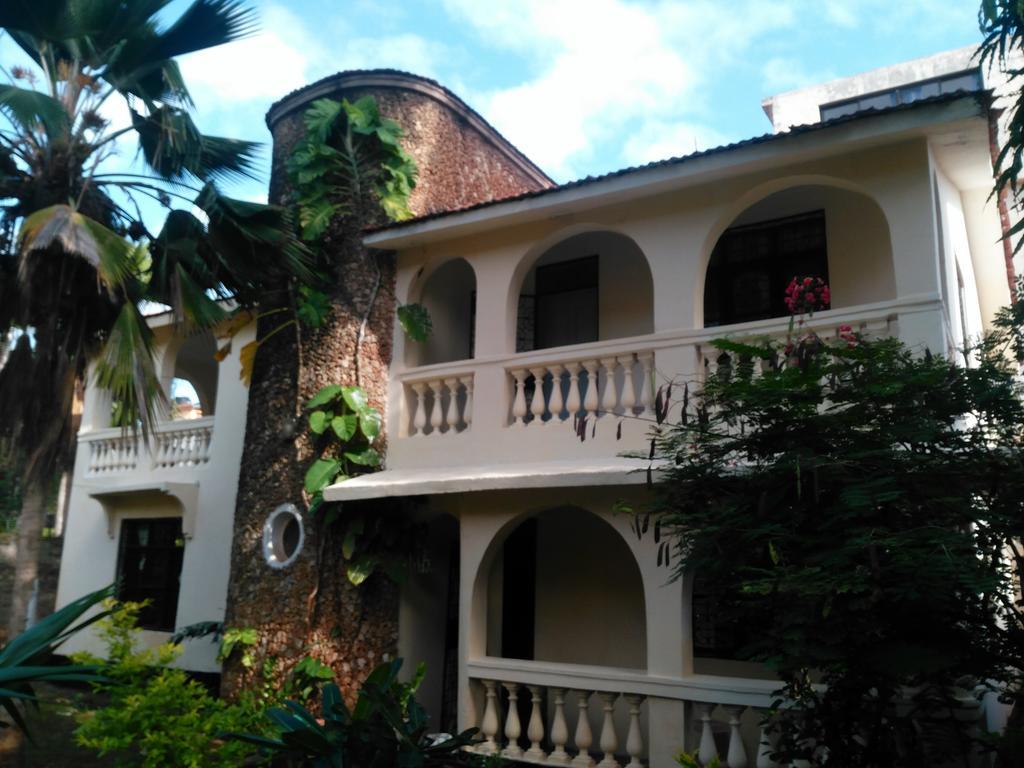 Akogo House - Bnb , Hostel, Backpackers & Volunteer Center モンバサ エクステリア 写真