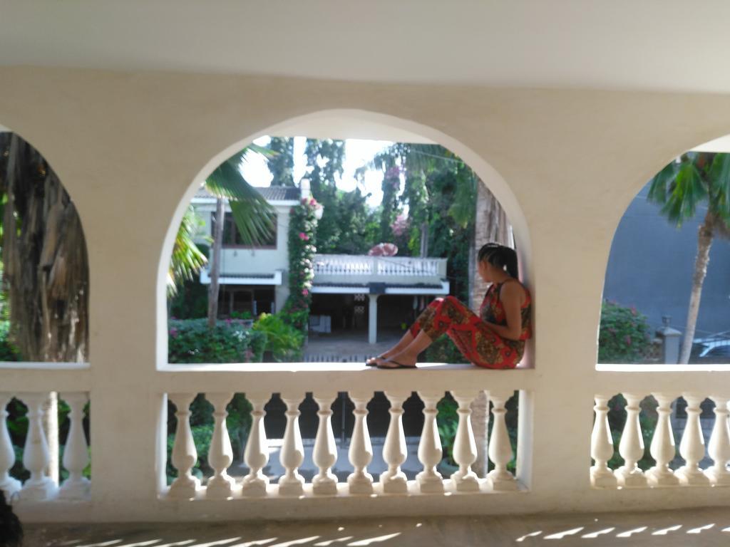 Akogo House - Bnb , Hostel, Backpackers & Volunteer Center モンバサ エクステリア 写真