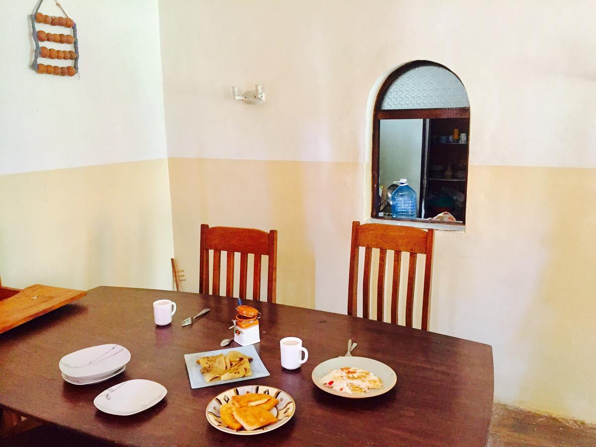 Akogo House - Bnb , Hostel, Backpackers & Volunteer Center モンバサ エクステリア 写真