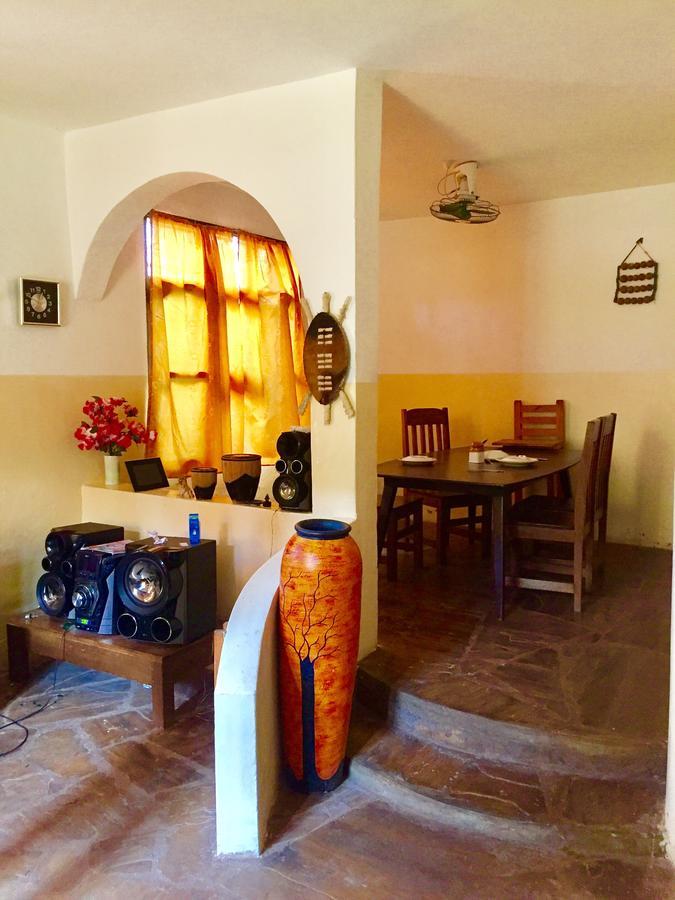 Akogo House - Bnb , Hostel, Backpackers & Volunteer Center モンバサ エクステリア 写真
