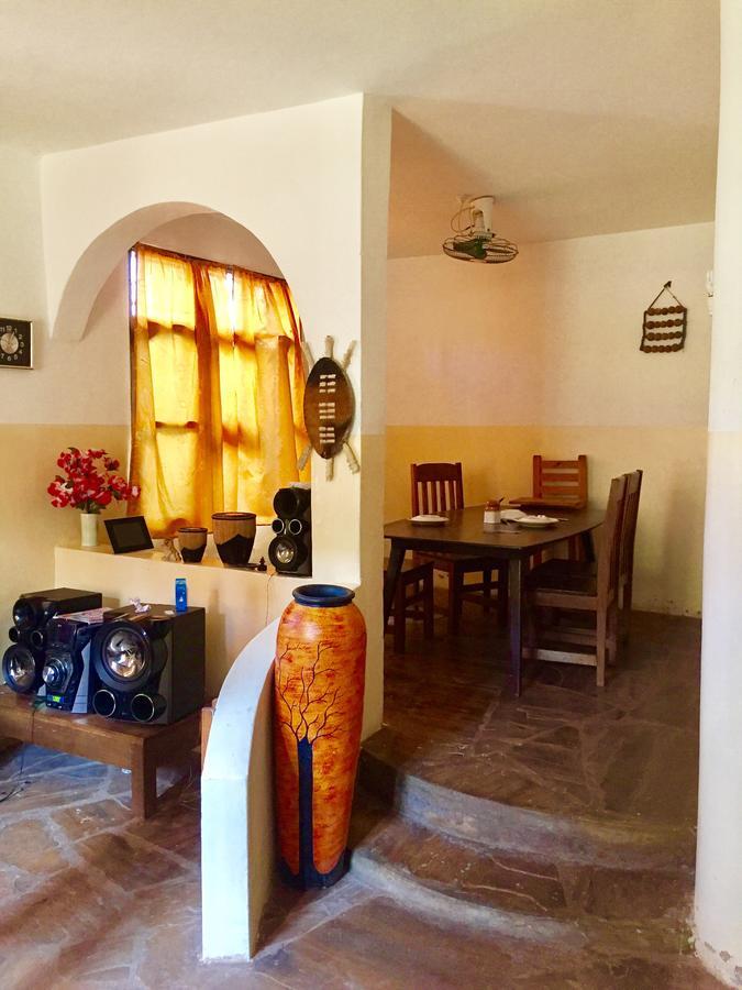 Akogo House - Bnb , Hostel, Backpackers & Volunteer Center モンバサ エクステリア 写真