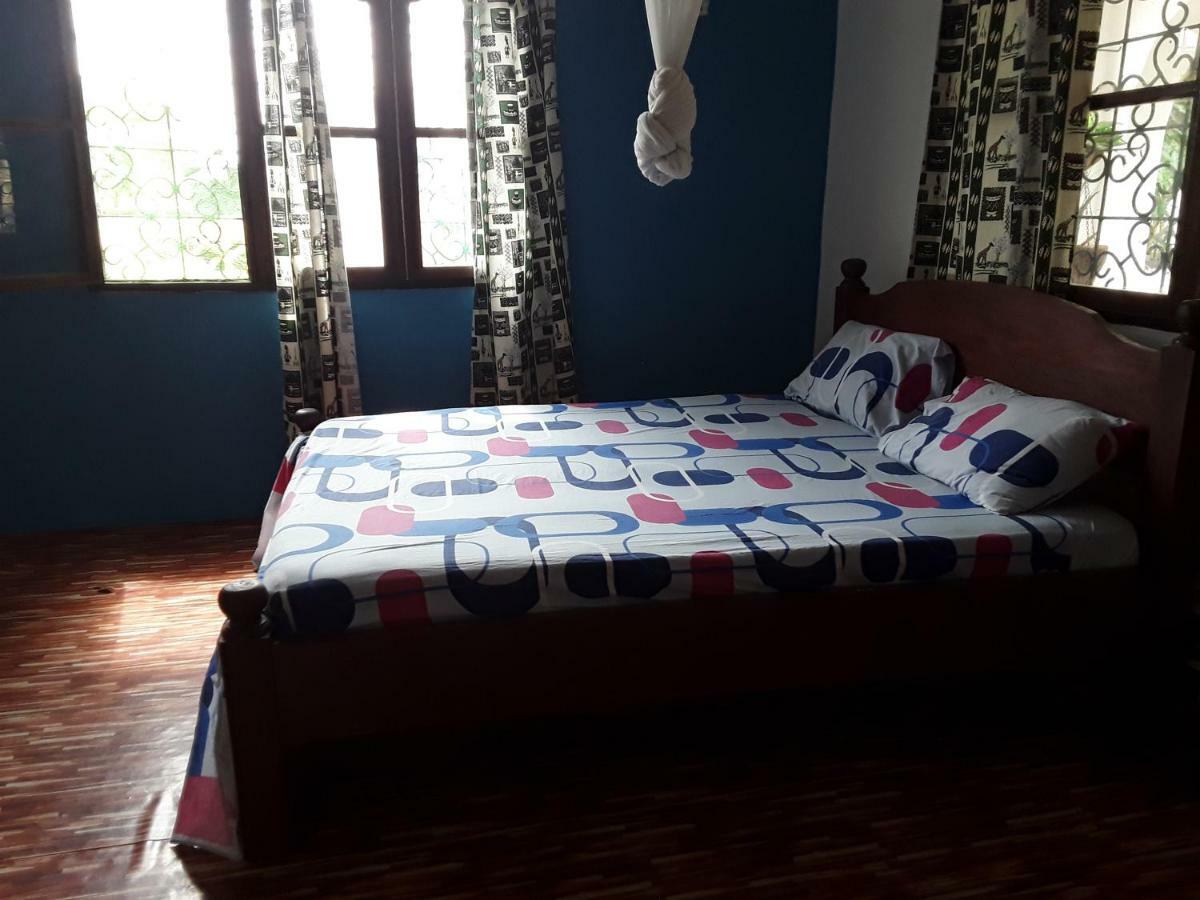 Akogo House - Bnb , Hostel, Backpackers & Volunteer Center モンバサ エクステリア 写真