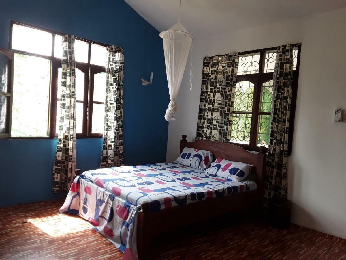 Akogo House - Bnb , Hostel, Backpackers & Volunteer Center モンバサ エクステリア 写真