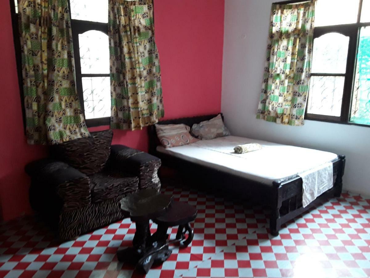 Akogo House - Bnb , Hostel, Backpackers & Volunteer Center モンバサ エクステリア 写真